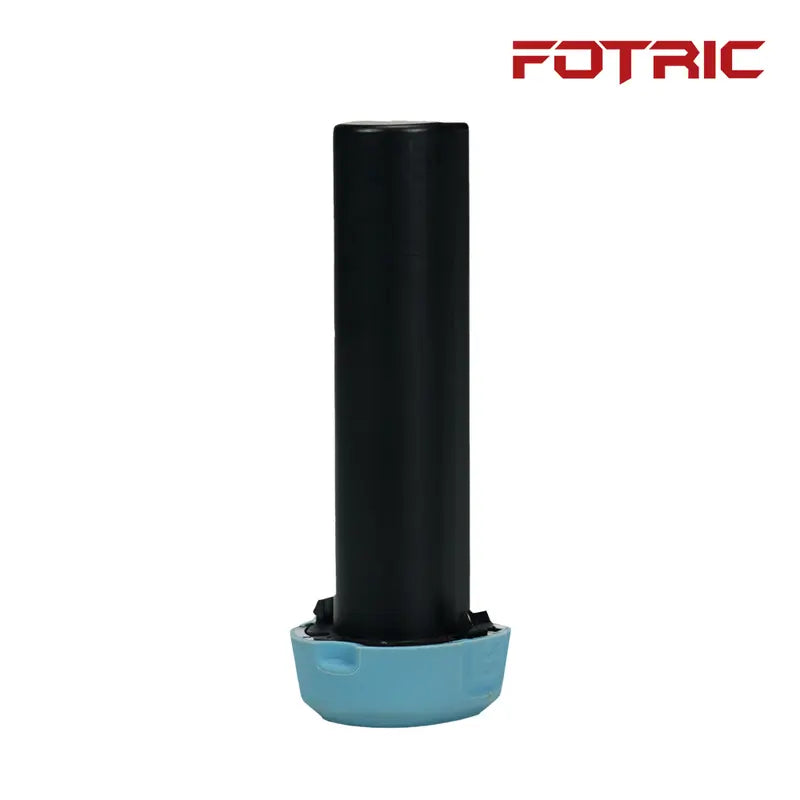 Musta sylinterimuotoinen esine sinisellä pohjalla valkoisella taustalla, jossa on Fotric-brändi.